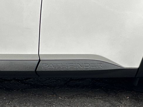 New 2025 Nissan Pathfinder SL image 8