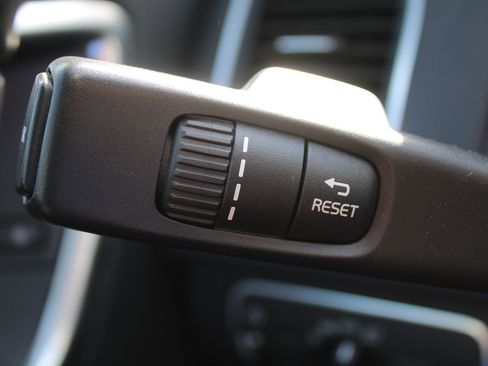 Used 2017 Volvo XC60 T6 Dynamic w/ Climate Package image 30