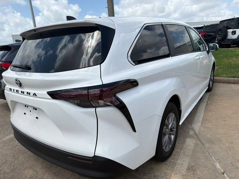 Used 2026 Toyota Sienna LE FWD image 5