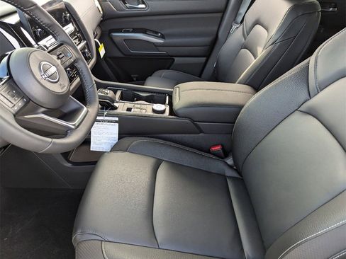 New 2025 Nissan Pathfinder SL image 13