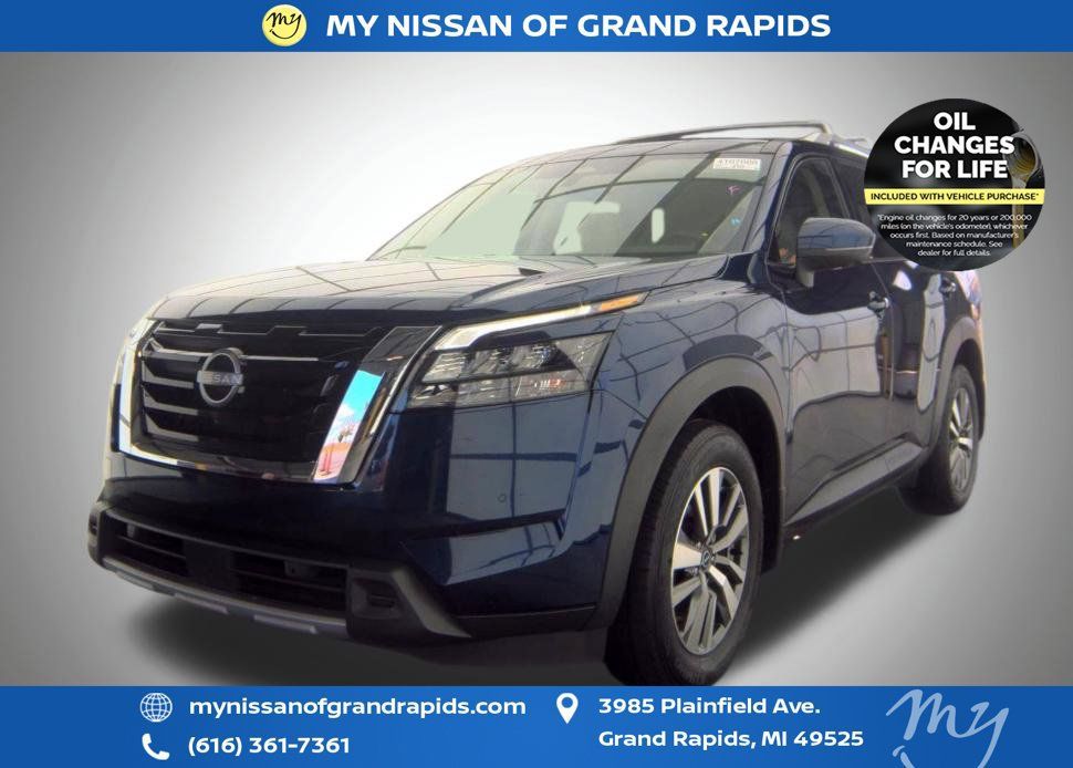 Used 2025 Nissan Pathfinder SL AWD/4WD image 3