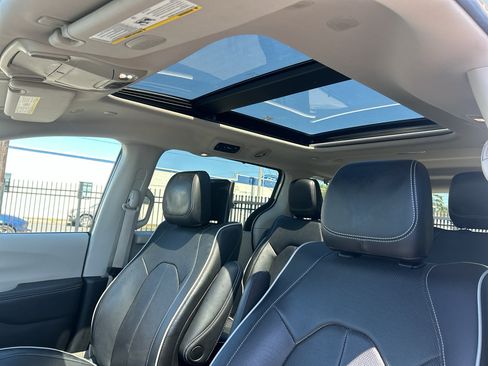 Used 2023 Chrysler Pacifica Limited w/ Uconnect Theater Family Group FWD image 31