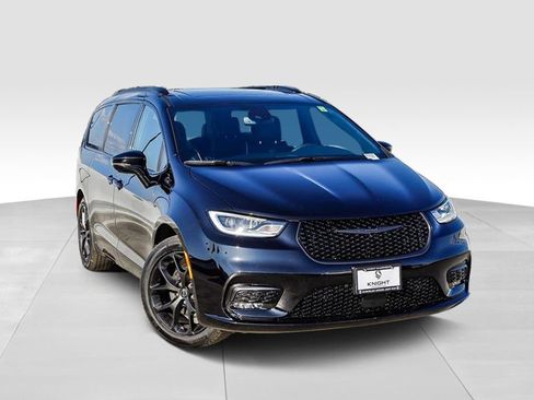 New 2026 Chrysler Pacifica Limited image 2