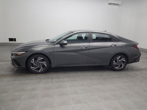 Used 2025 Hyundai Elantra SEL FWD image 2
