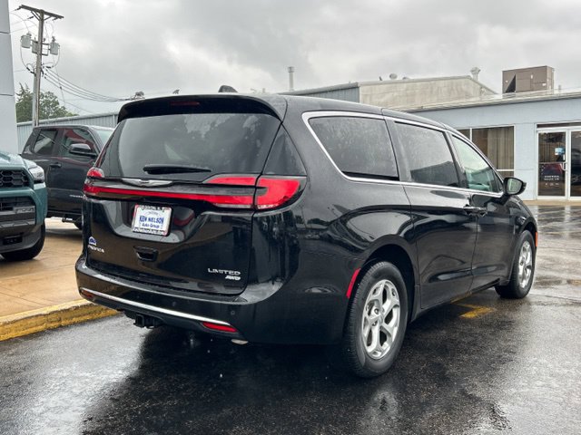 Used 2024 Chrysler Pacifica Limited w/ Uconnect Theater Family Group AWD/4WD image 11