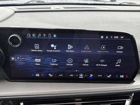 Used 2025 Chevrolet Traverse LT image 8