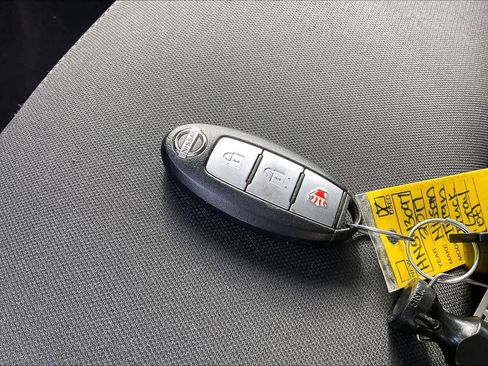 Used 2017 Nissan Titan SV image 13