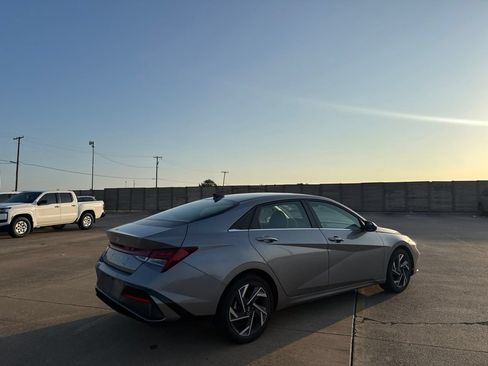 Used 2025 Hyundai Elantra SEL FWD image 19