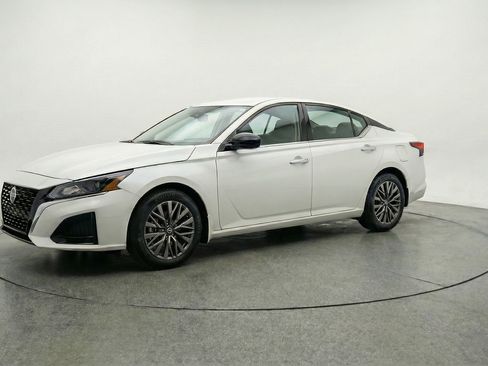 Used 2025 Nissan Altima 2.5 SV image 3