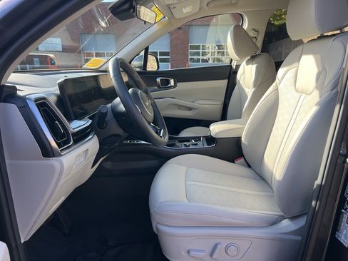 Certified 2025 Kia Sorento S image 12