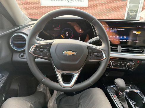 Used 2024 Chevrolet Trax LT w/ LT Convenience Package FWD image 16