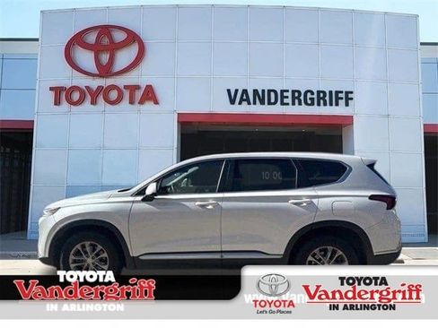 Used 2019 Hyundai Santa Fe SE image 1