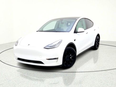 Used 2022 Tesla Model Y Long Range image 2