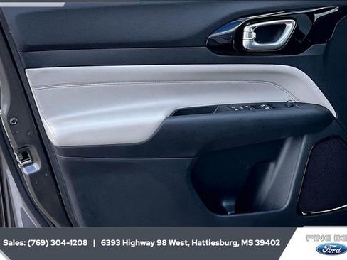 Used 2023 Jeep Compass Limited image 17