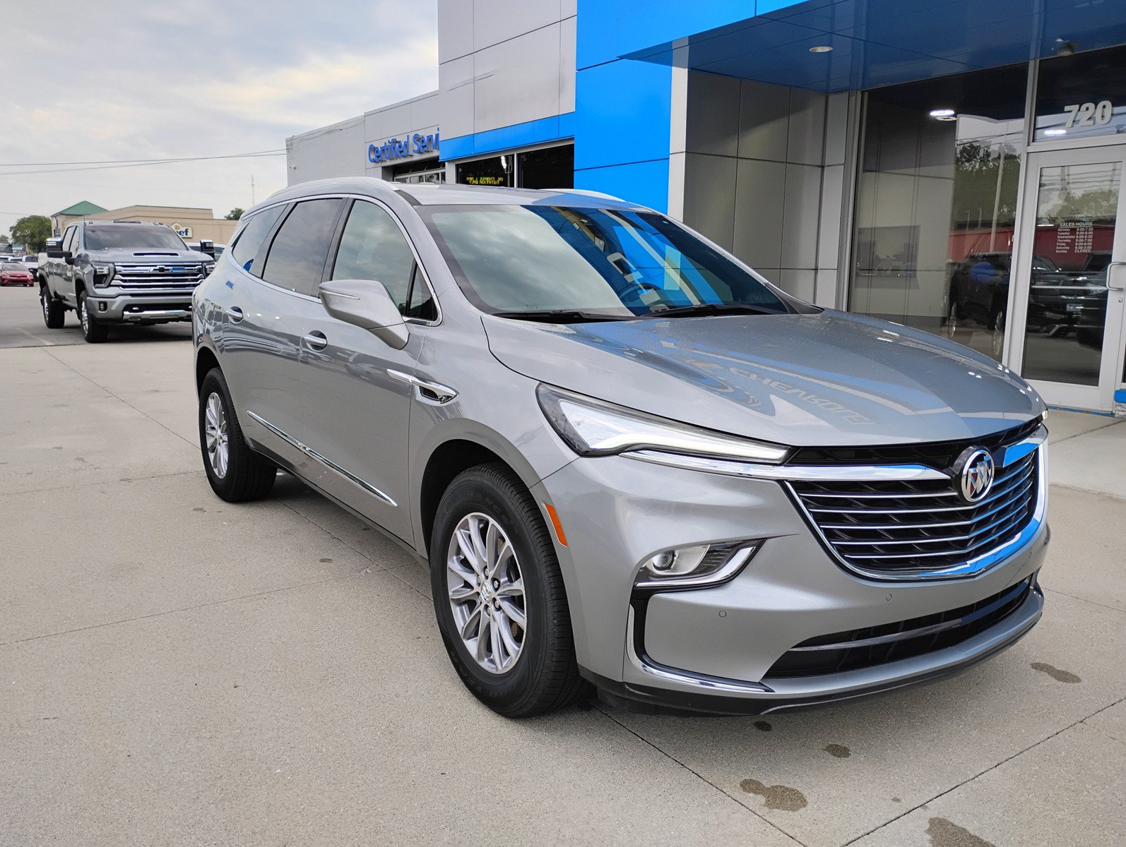 Used 2023 Buick Enclave Essence AWD/4WD image 3