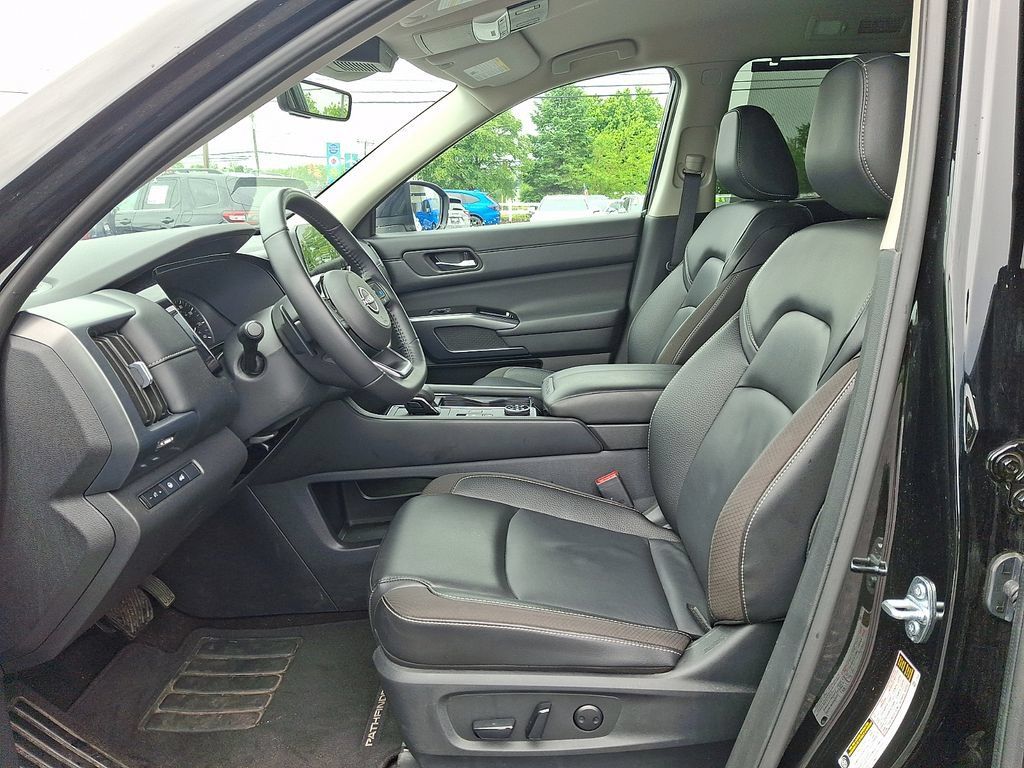 Used 2025 Nissan Pathfinder SL AWD/4WD image 13