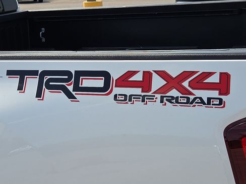 Used 2019 Toyota Tacoma TRD Off-Road AWD/4WD image 8