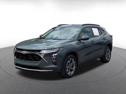 Used 2025 Chevrolet Trax LT w/ LT Convenience Package FWD image 5