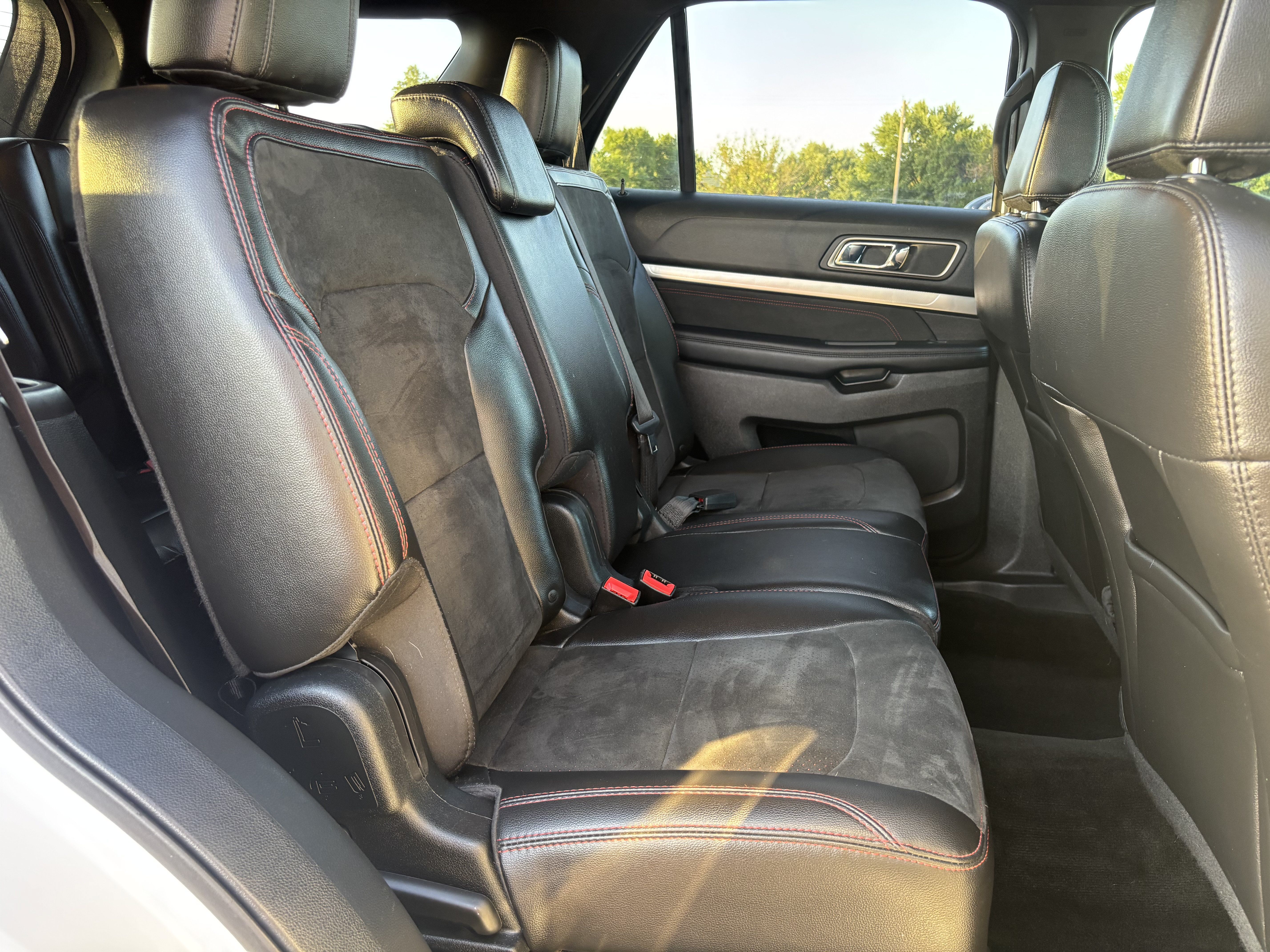 Used 2018 Ford Explorer XLT w/ Equipment Group 202A FWD image 25
