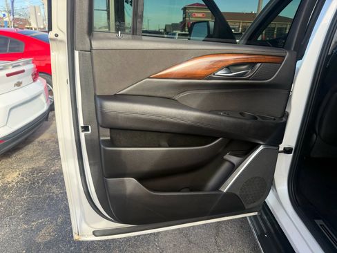 Used 2017 Cadillac Escalade ESV Luxury AWD/4WD image 16