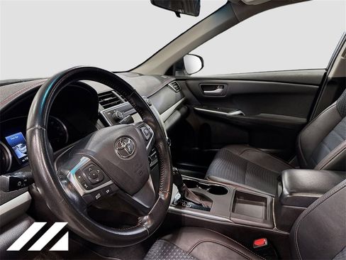 Used 2015 Toyota Camry SE image 9