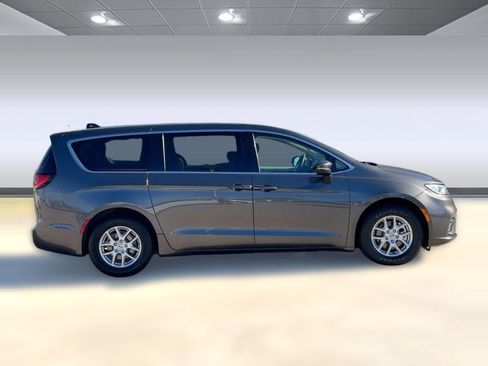 Used 2023 Chrysler Pacifica Touring-L image 8