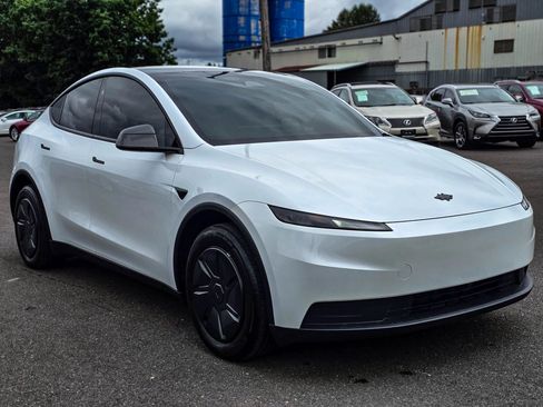 Used 2026 Tesla Model Y AWD image 1
