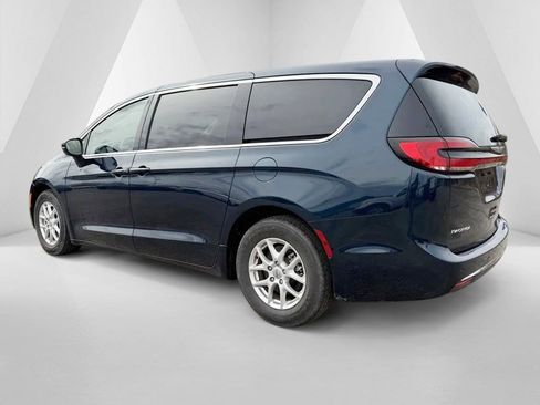 Used 2023 Chrysler Pacifica Touring-L image 5