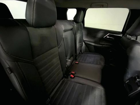 Used 2025 Mitsubishi Outlander SE image 23