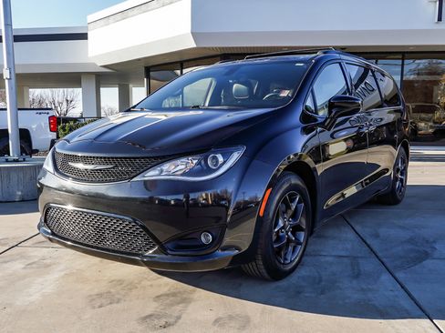 Used 2019 Chrysler Pacifica Touring-L w/ S Appearance Package image 4
