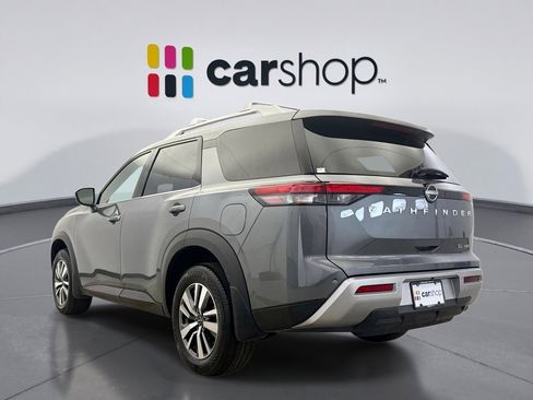 Used 2025 Nissan Pathfinder SL image 3