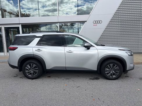 Used 2022 Nissan Pathfinder SV image 14