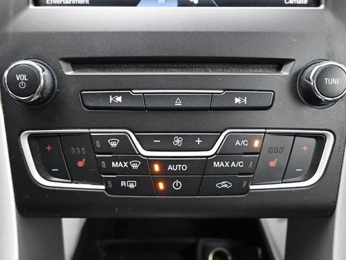 Used 2016 Ford Fusion SE FWD image 18