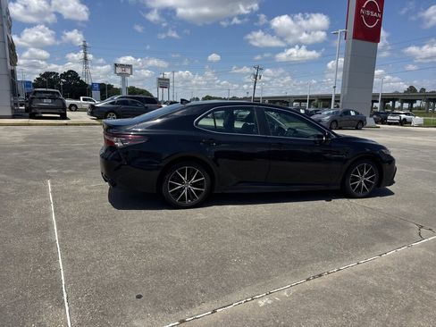 Used 2022 Toyota Camry SE FWD image 16