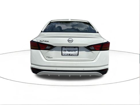Used 2025 Nissan Altima 2.5 SV FWD image 4