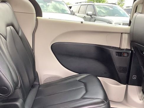 Used 2023 Chrysler Pacifica Touring-L image 25