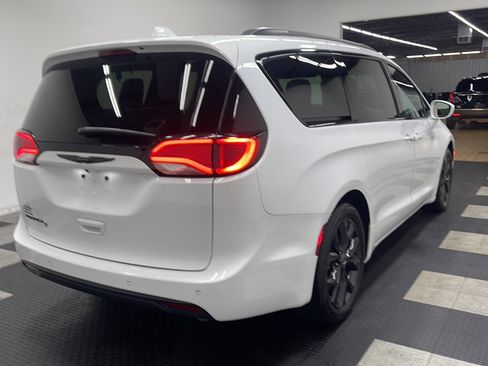 Used 2020 Chrysler Pacifica Touring-L w/ S Appearance Package FWD image 18
