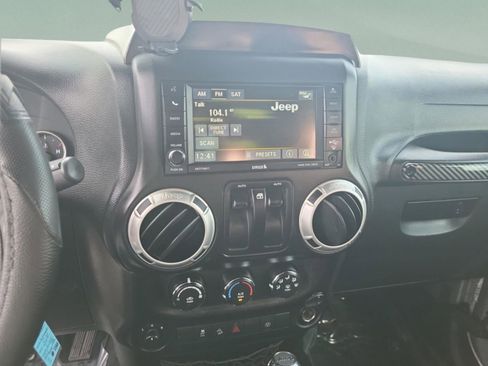 Used 2017 Jeep Wrangler Sahara w/ Connectivity Group image 13