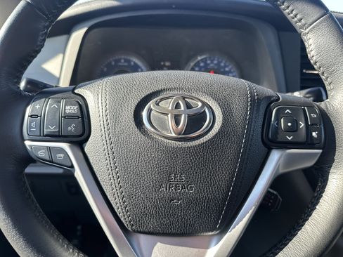 Used 2015 Toyota Sienna XLE image 19