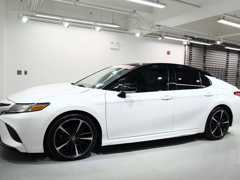 Used 2019 Toyota Camry XSE image 15