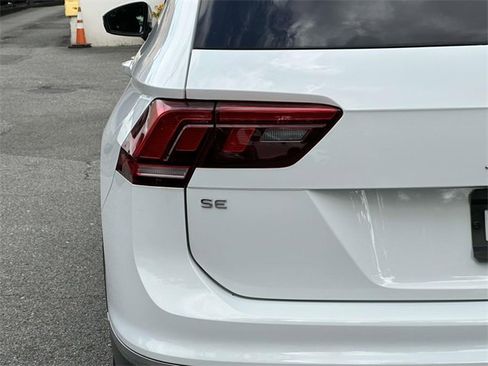 Certified 2022 Volkswagen Tiguan SE image 12