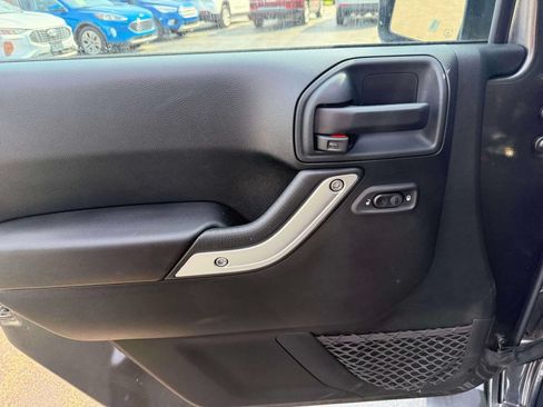 Used 2018 Jeep Wrangler Unlimited Sahara w/ Connectivity Group AWD/4WD image 14