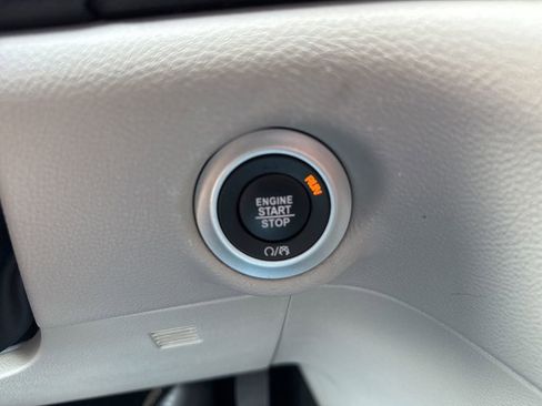 Used 2024 Chrysler Pacifica Touring-L image 49