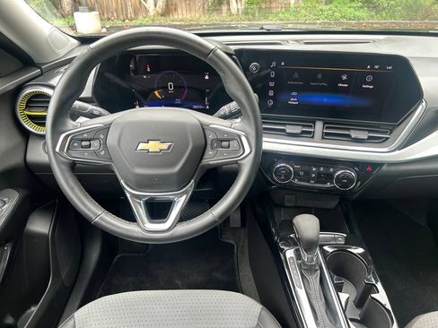 Used 2024 Chevrolet Trax LT w/ LT Convenience Package FWD image 16
