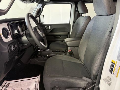 Used 2025 Jeep Wrangler Unlimited Sahara AWD/4WD image 18