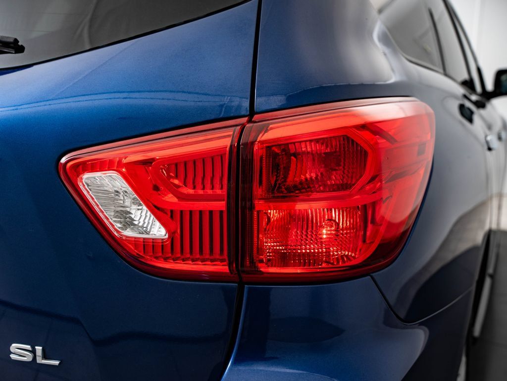 Used 2018 Nissan Pathfinder SL FWD image 9
