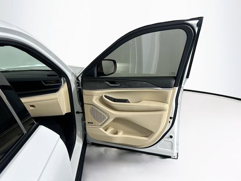 Used 2022 Jeep Grand Cherokee Limited 4xe image 35