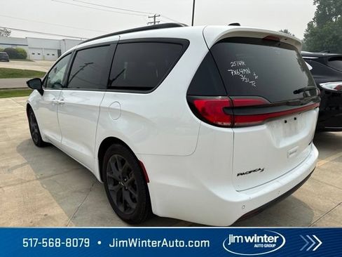 Used 2025 Chrysler Pacifica Limited FWD image 7