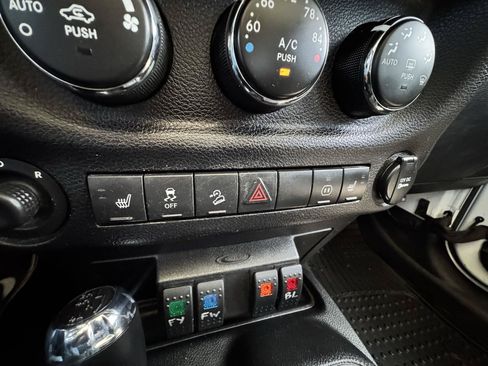Used 2011 Jeep Wrangler Unlimited Rubicon w/ Connectivity Group AWD/4WD image 30