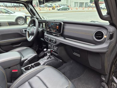 Used 2024 Jeep Wrangler Unlimited Sahara w/ Technology Group AWD/4WD image 26